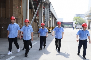 送清涼、致敬意！公司董事長朱在龍帶隊慰問一線勞動者